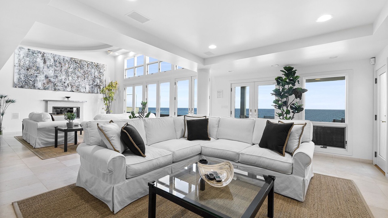 Photo of Livingroom in Central Malibu