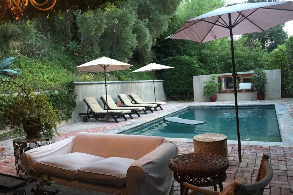 Photo of Livingroom in Calabasas