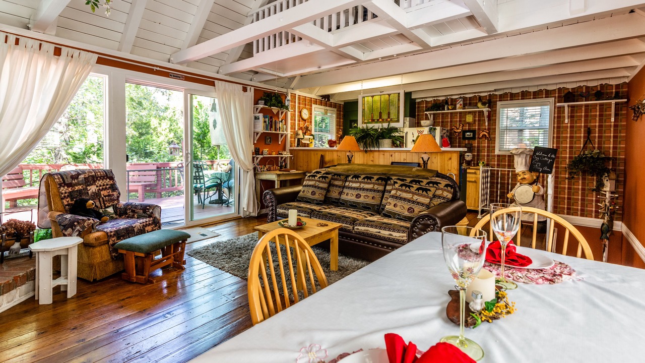 Photo of Livingroom in Lake Arrowhead