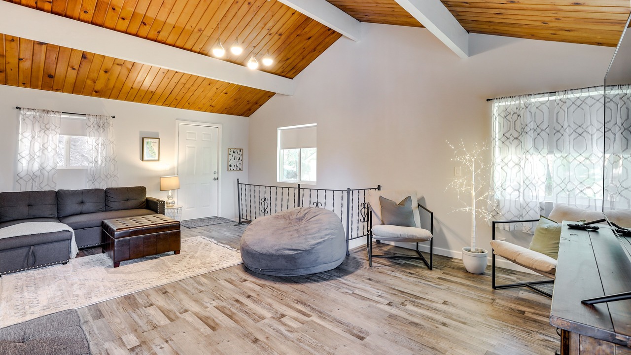 Photo of Livingroom in Lake Arrowhead