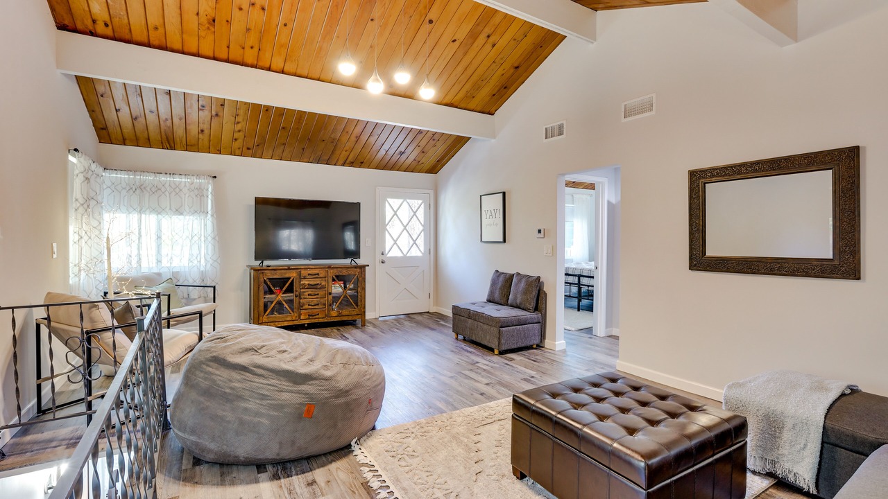 Photo of Livingroom in Lake Arrowhead