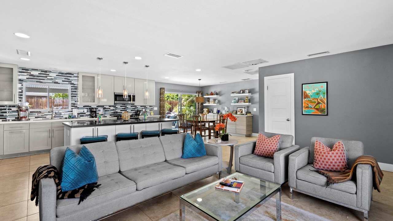 Photo of Livingroom in Racquet Club South