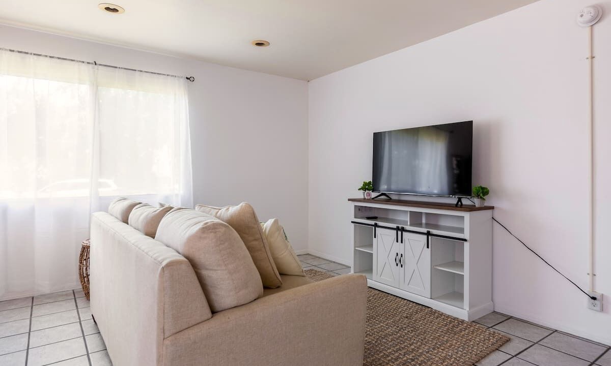 Photo of Livingroom in Miracle Mile