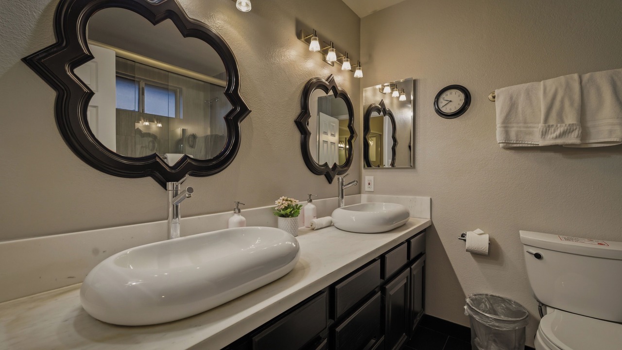 Photo of Bathroom in Canyon Gate Master