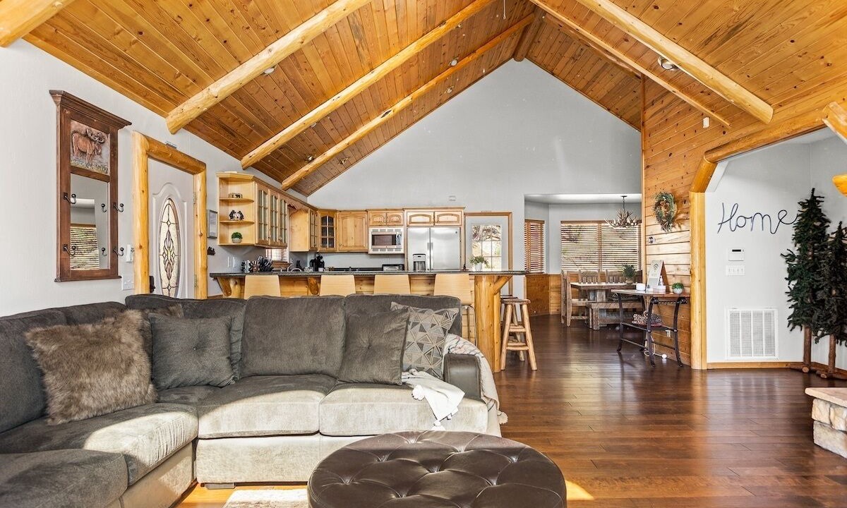 Photo of Livingroom in Castle Glen Estates
