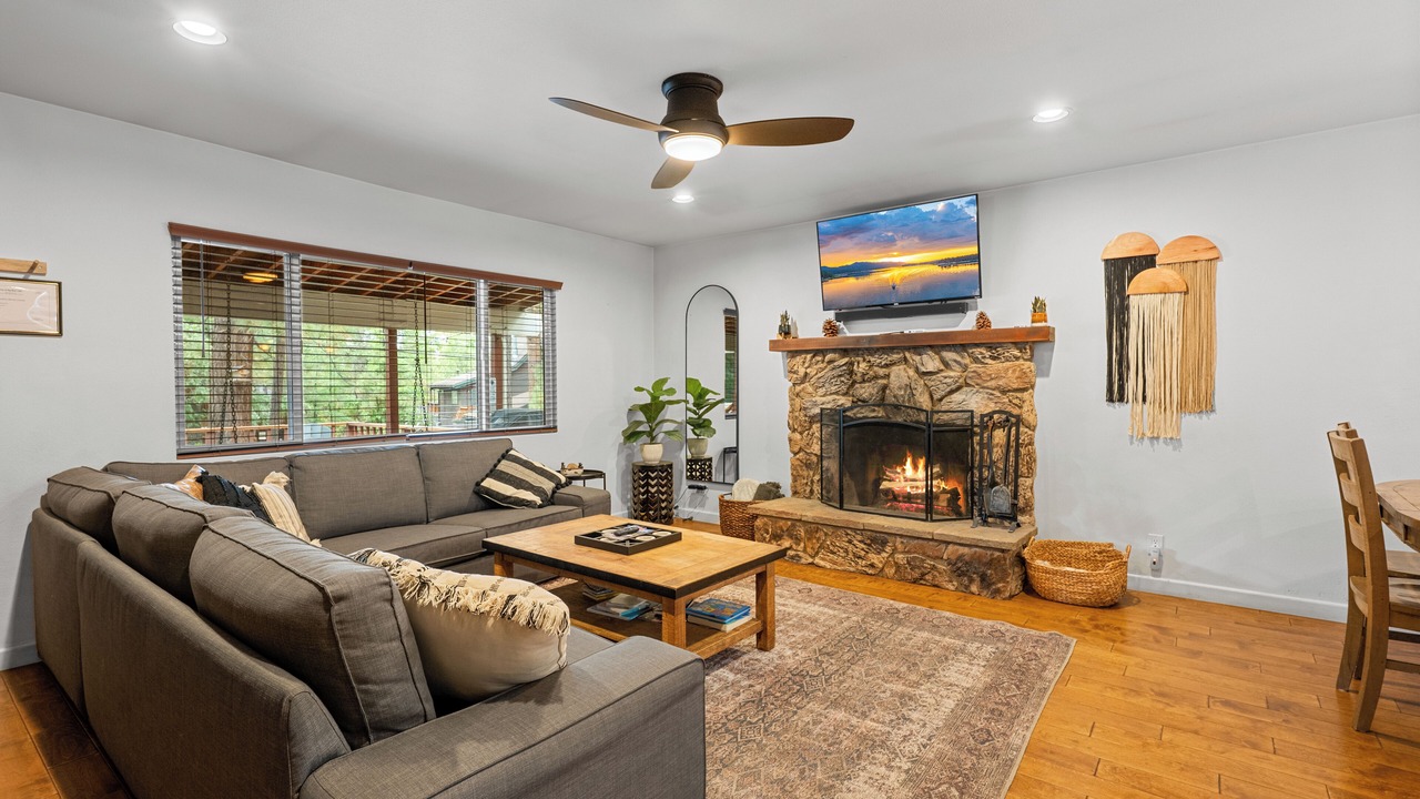 Photo of Livingroom in Summit Estates