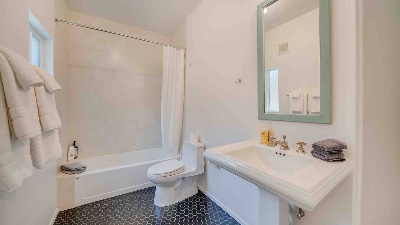 Photo of Bathroom in Twin Peaks