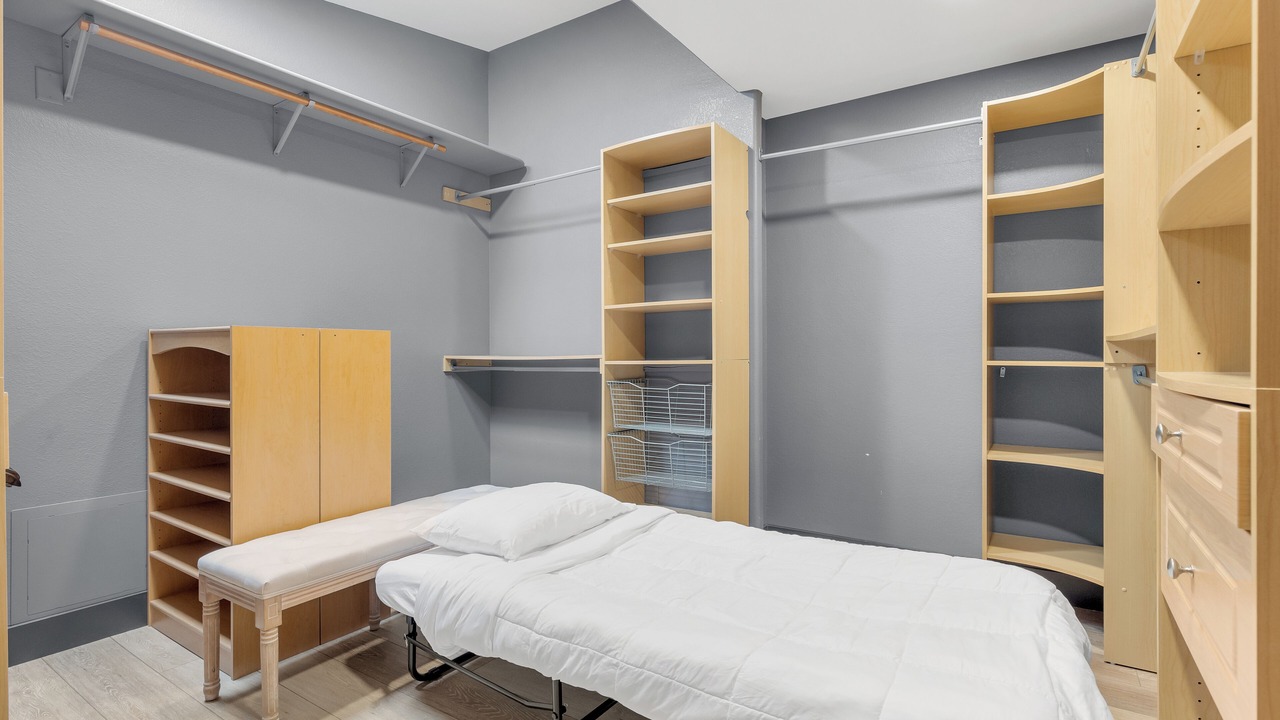 Photo of Bedroom in Enterprise