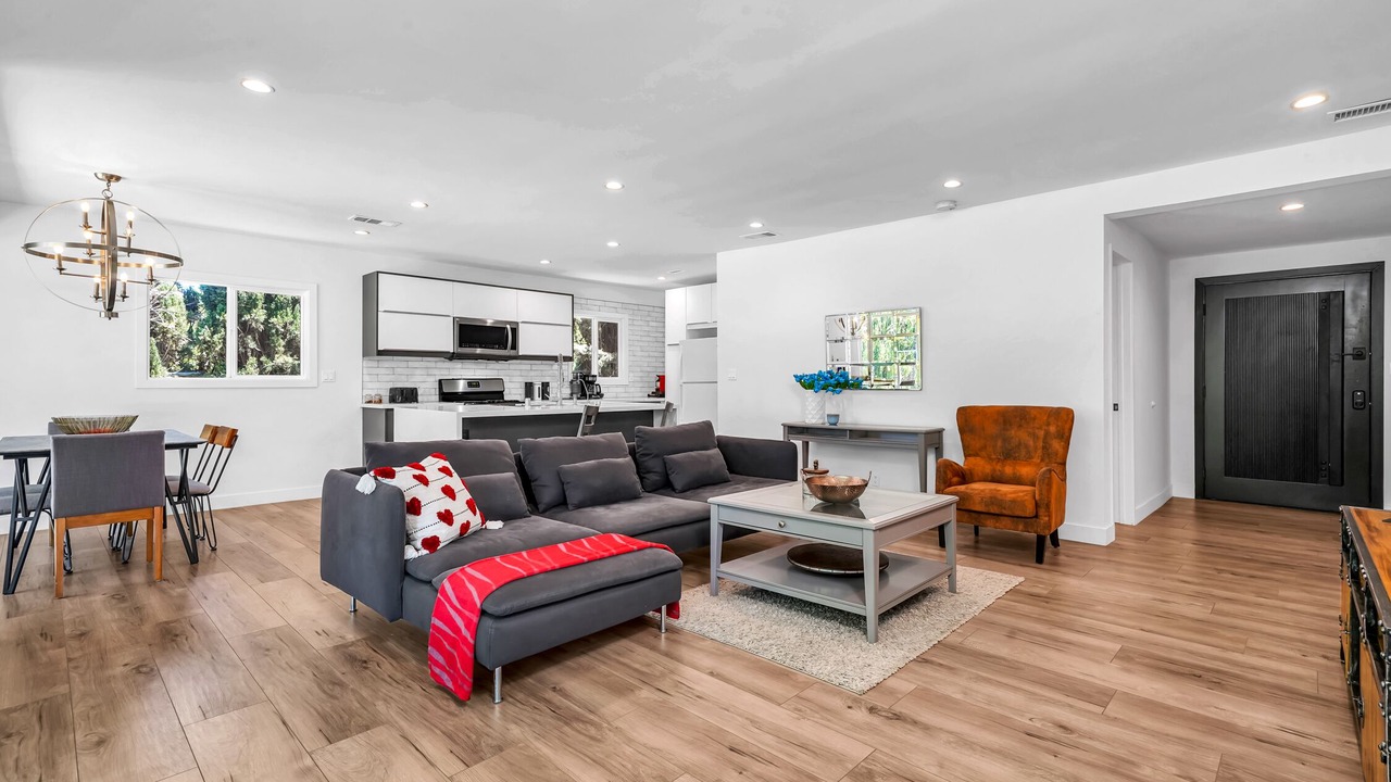 Photo of Livingroom in Woodland Hills