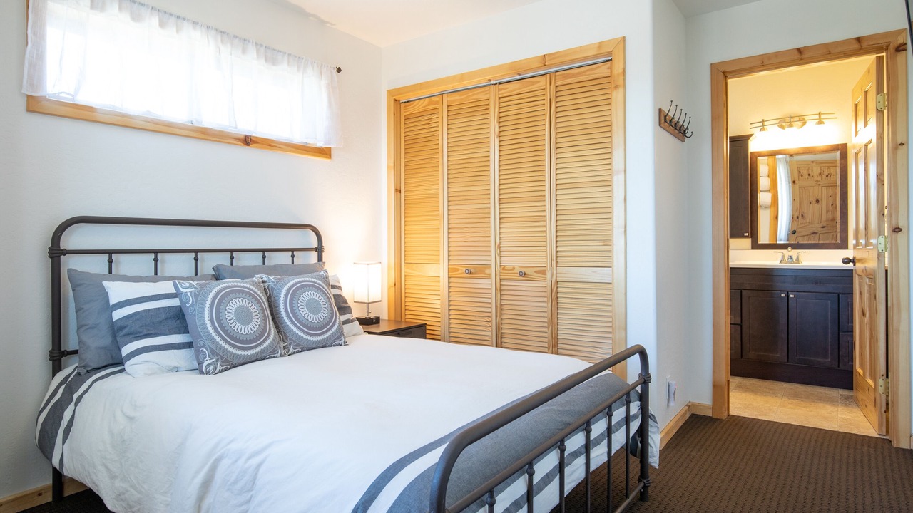 Photo of Bedroom in Green Valley Lake