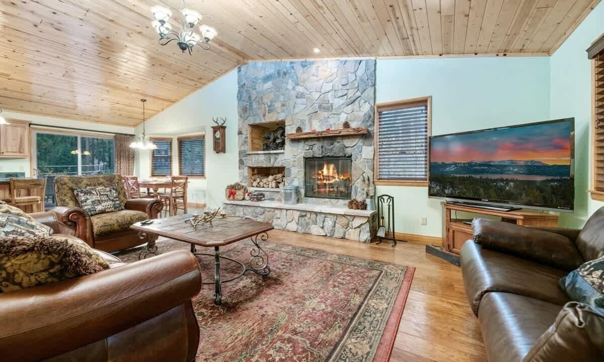 Photo of Livingroom in Summit Estates