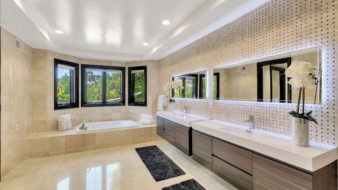 Photo of Bathroom in Hollywood Dell