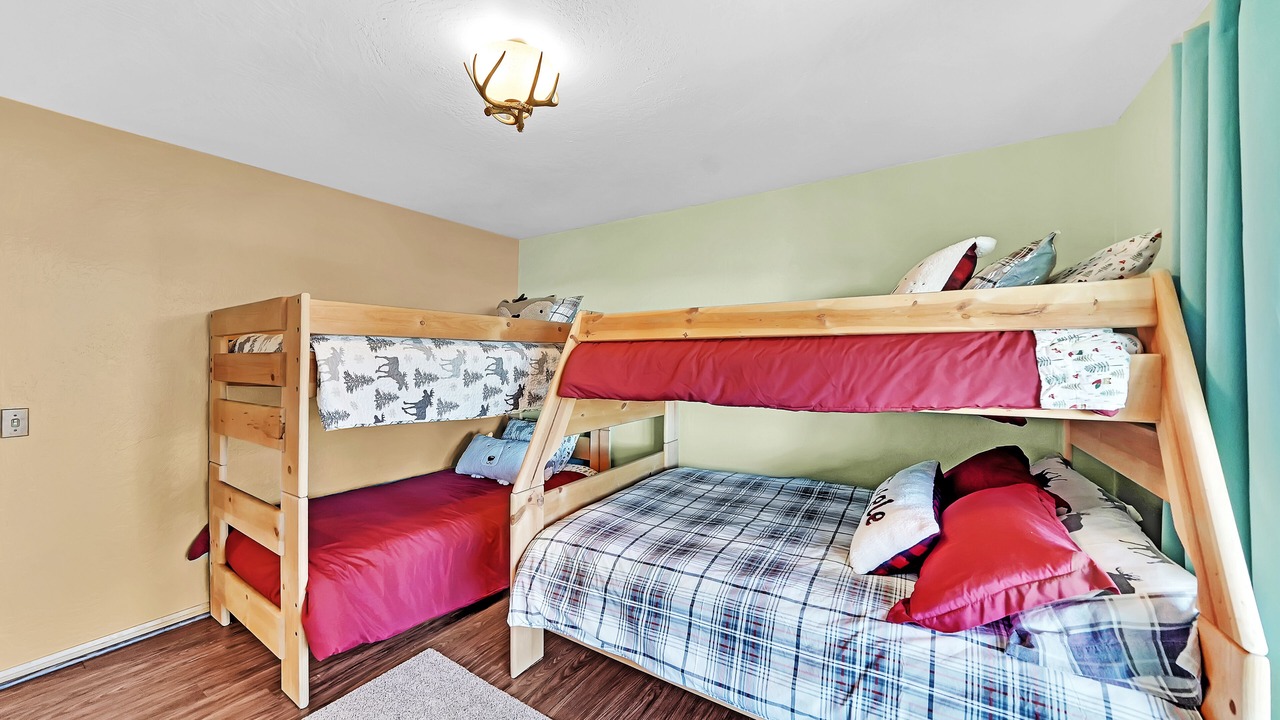 Photo of Bedroom in Running Springs