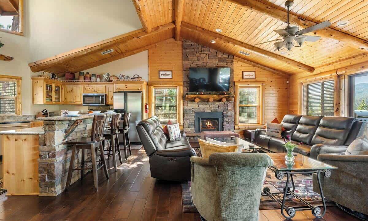Photo of Livingroom in Castle Glen Estates