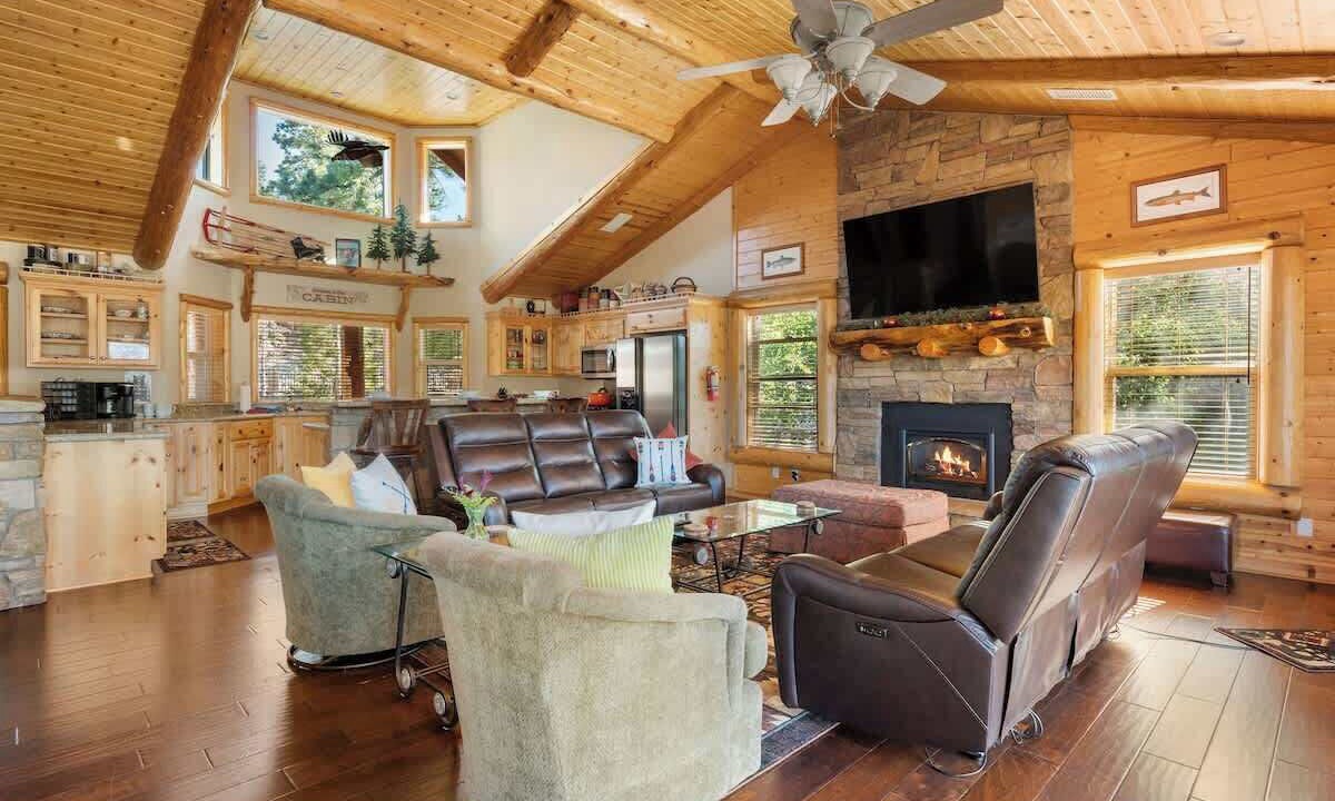Photo of Livingroom in Castle Glen Estates