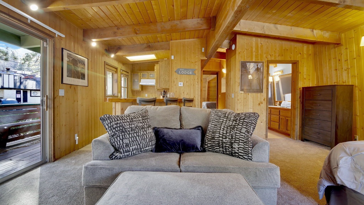 Photo of Livingroom in Summit Estates