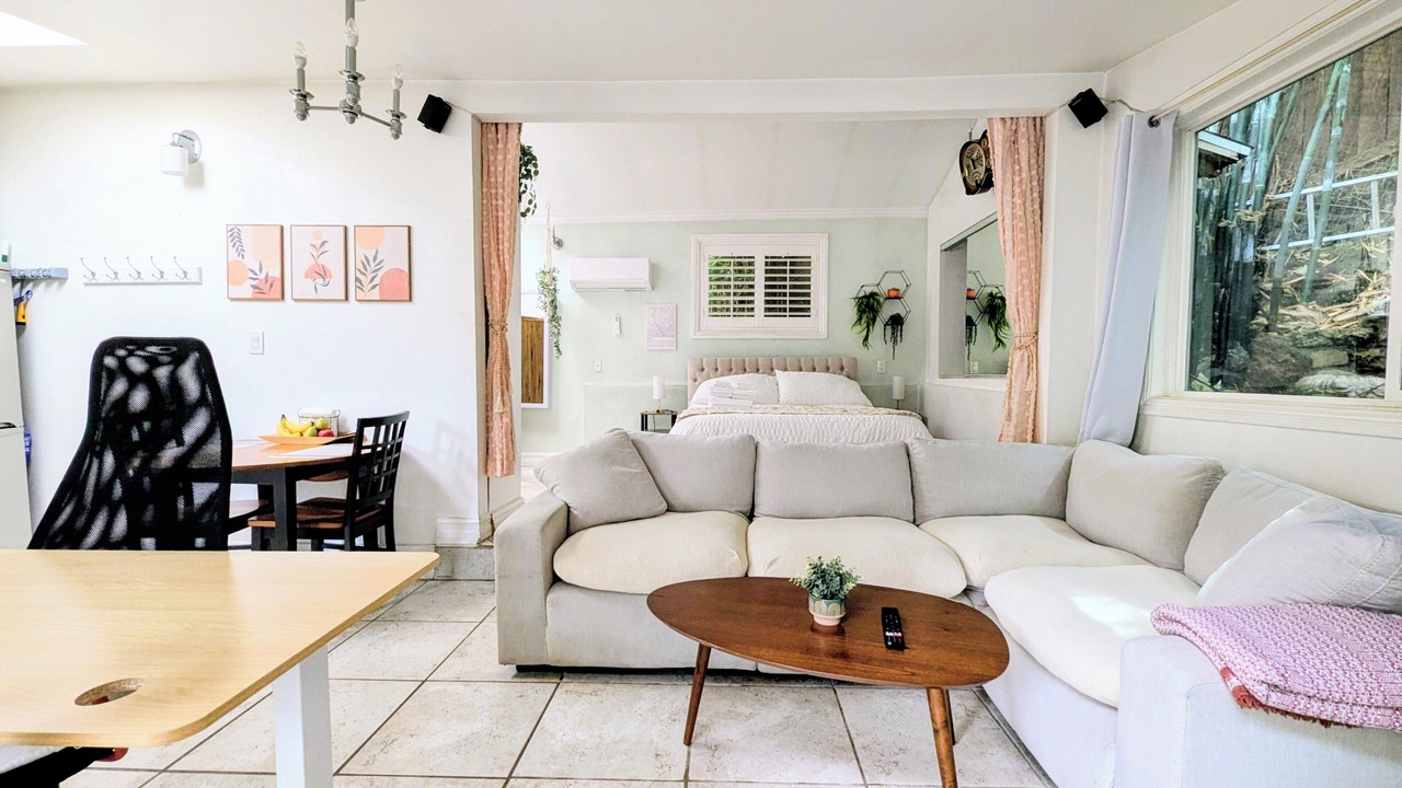 Photo of Livingroom in Beverly Glen