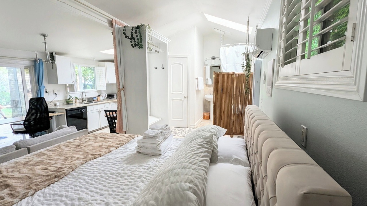 Photo of Bedroom in Beverly Glen