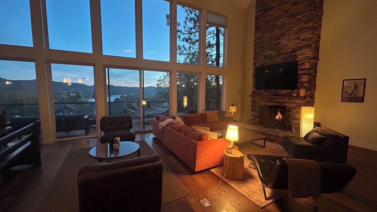 Photo of Livingroom in Lake Arrowhead