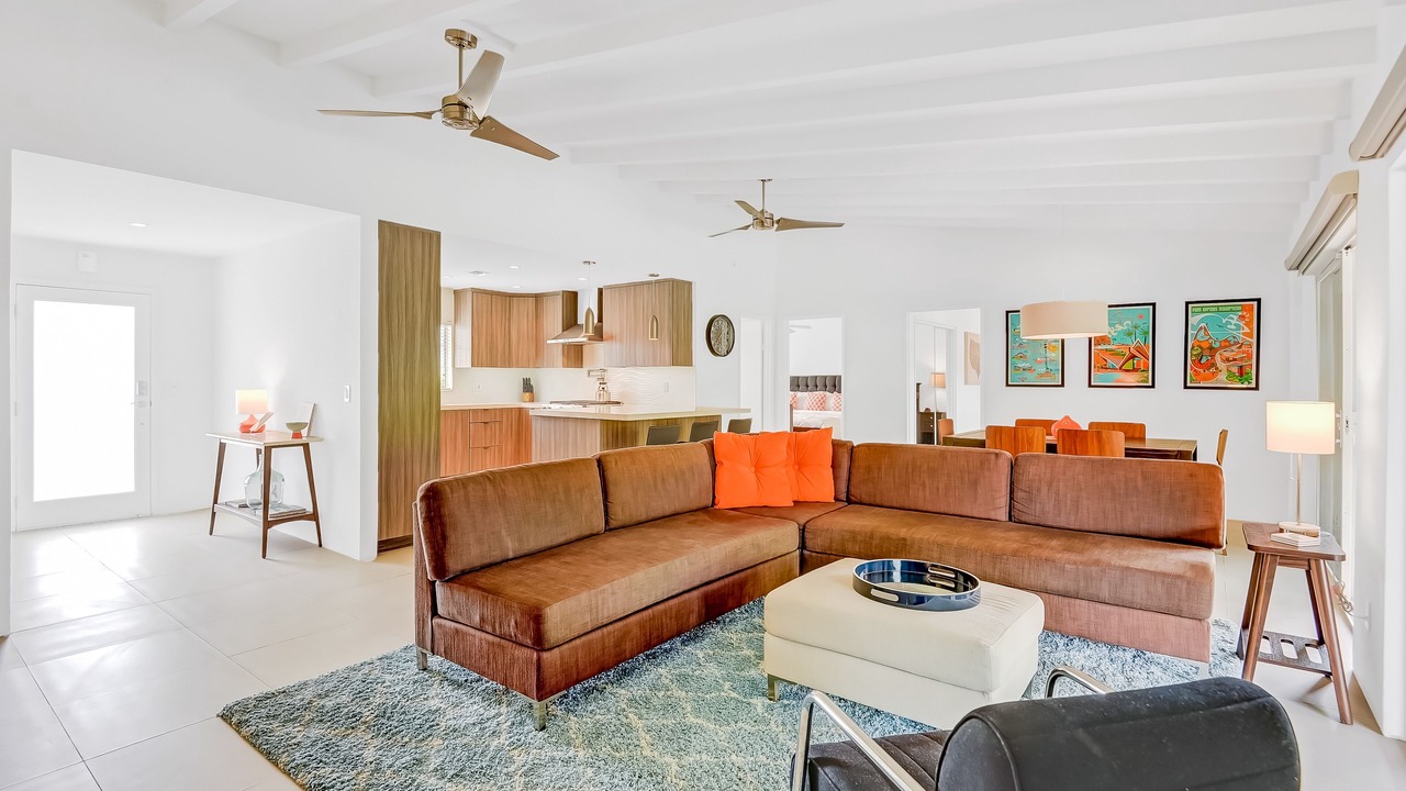 Photo of Livingroom in Racquet Club South