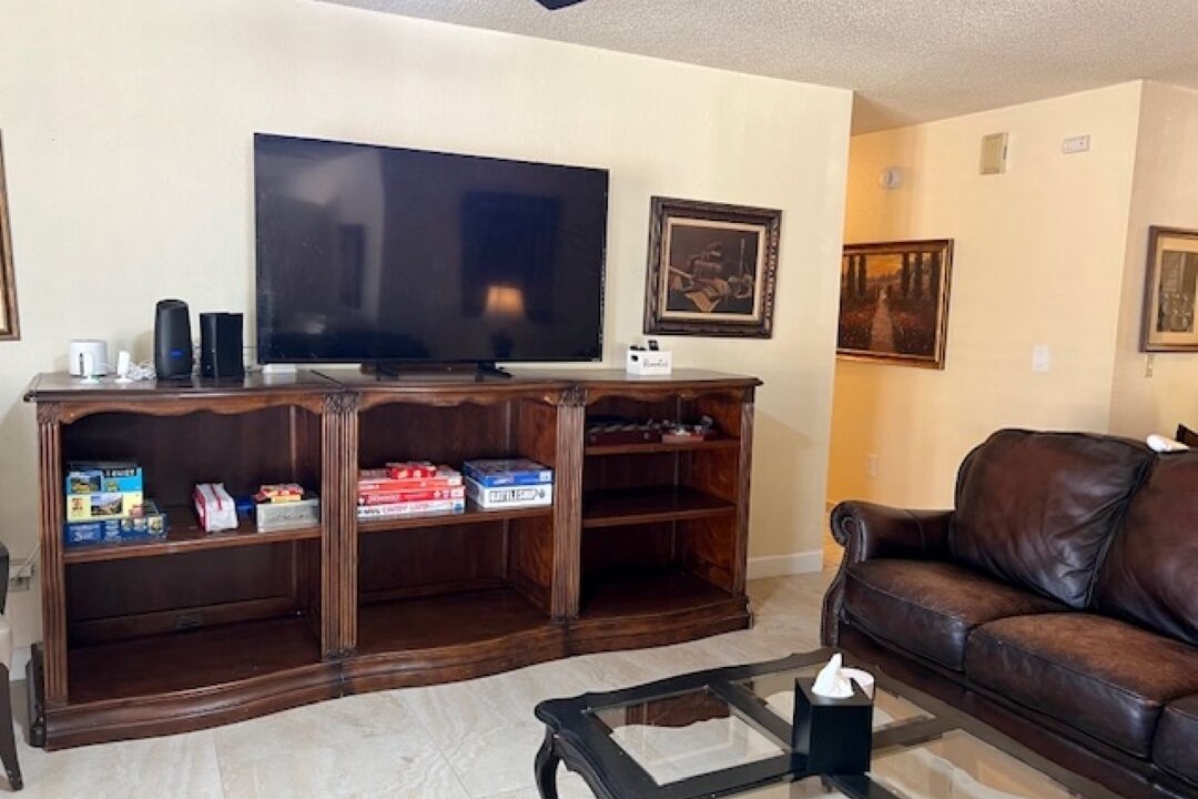 Photo of Livingroom in Racquet Club South
