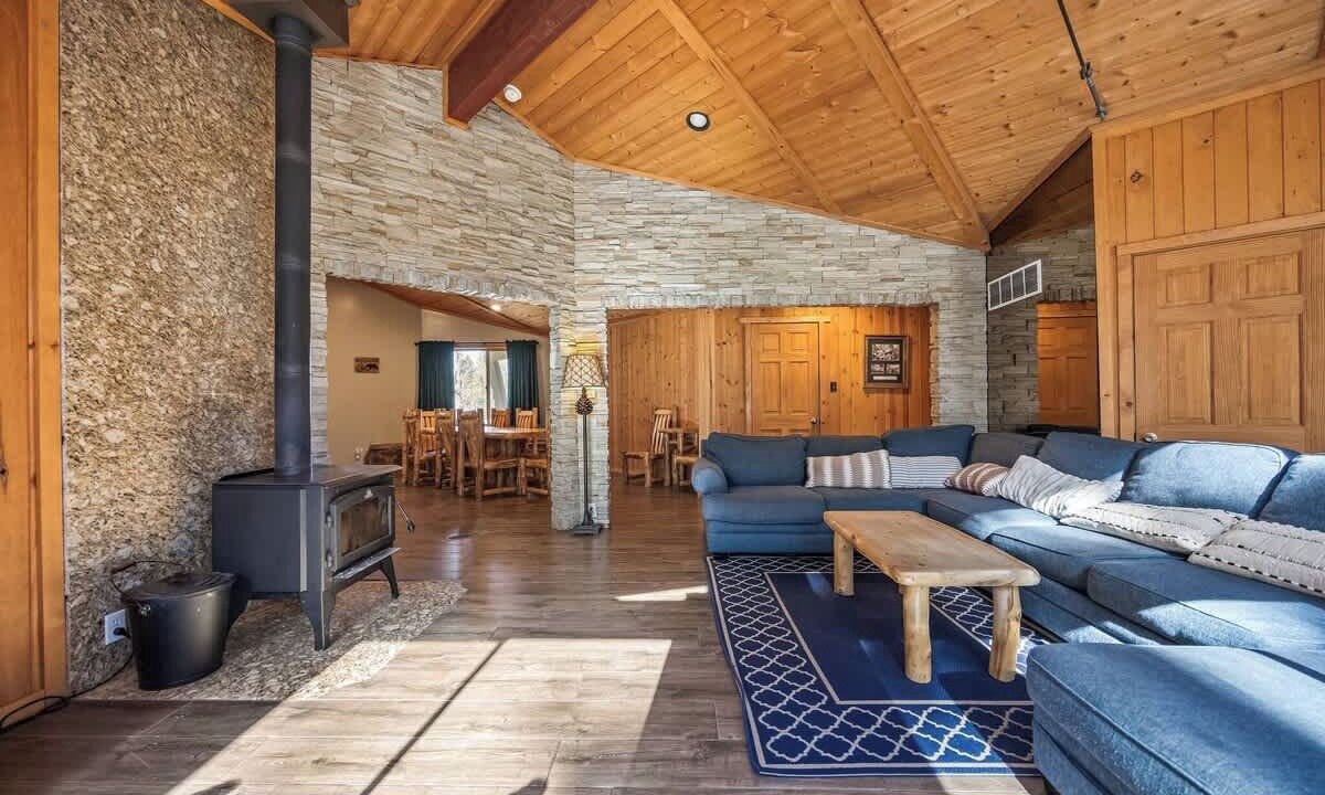 Photo of Livingroom in Summit Estates