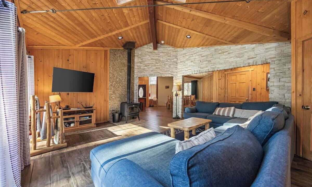 Photo of Livingroom in Summit Estates
