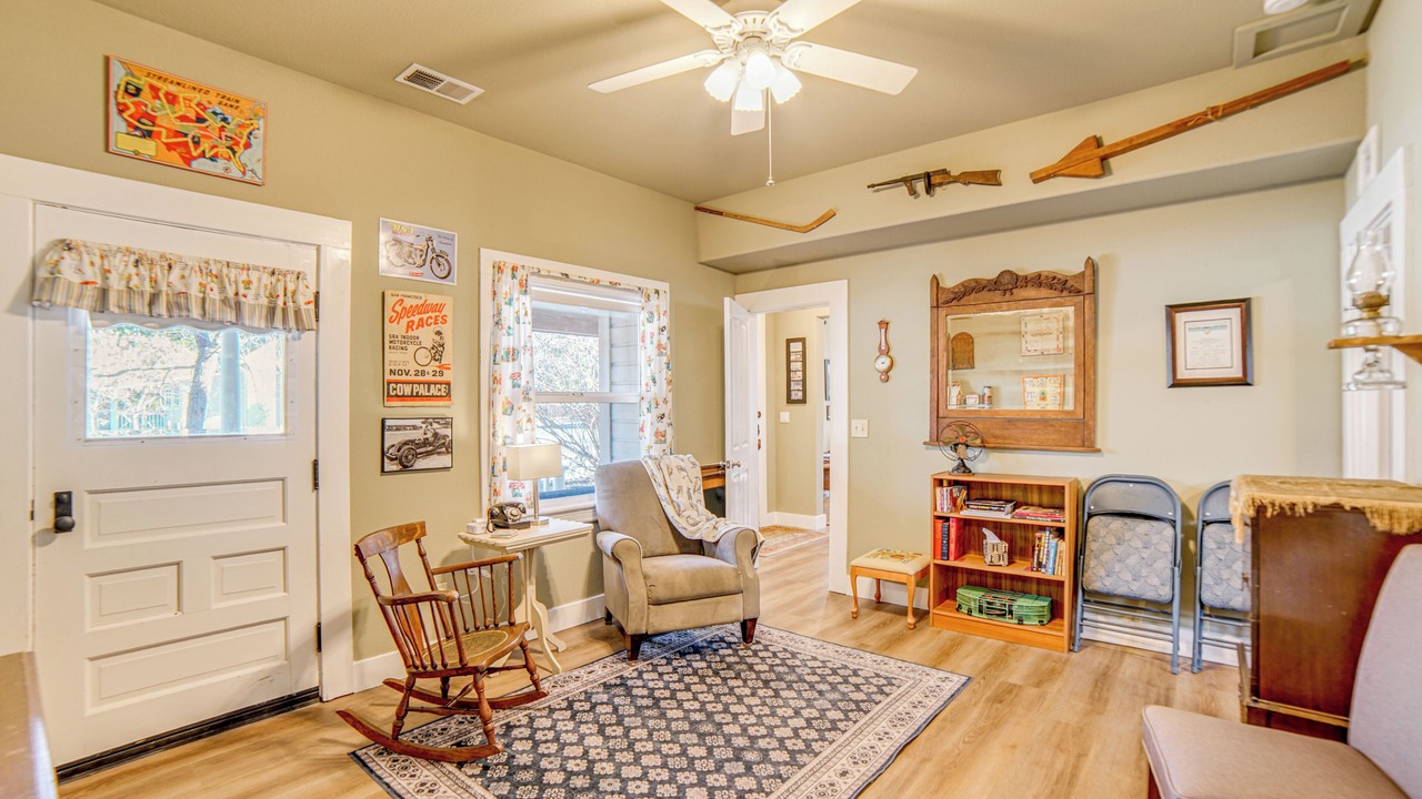 Photo of Livingroom in Lakeport