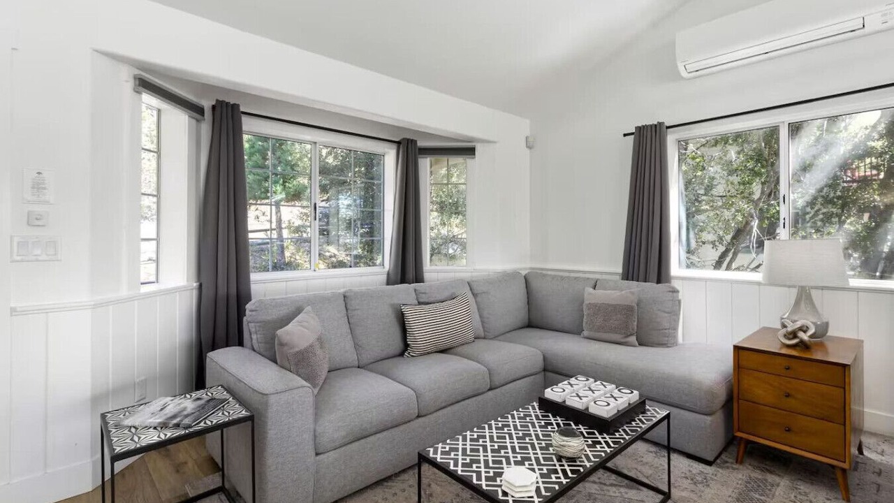 Photo of Livingroom in Lake Arrowhead