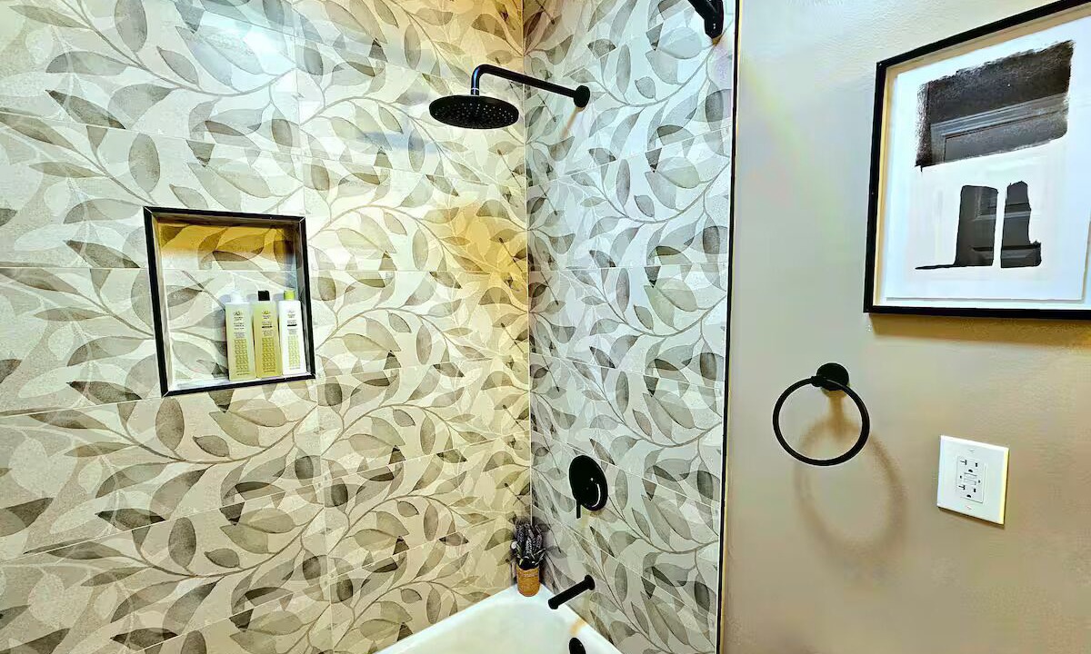 Photo of Bathroom in Lamanda Park
