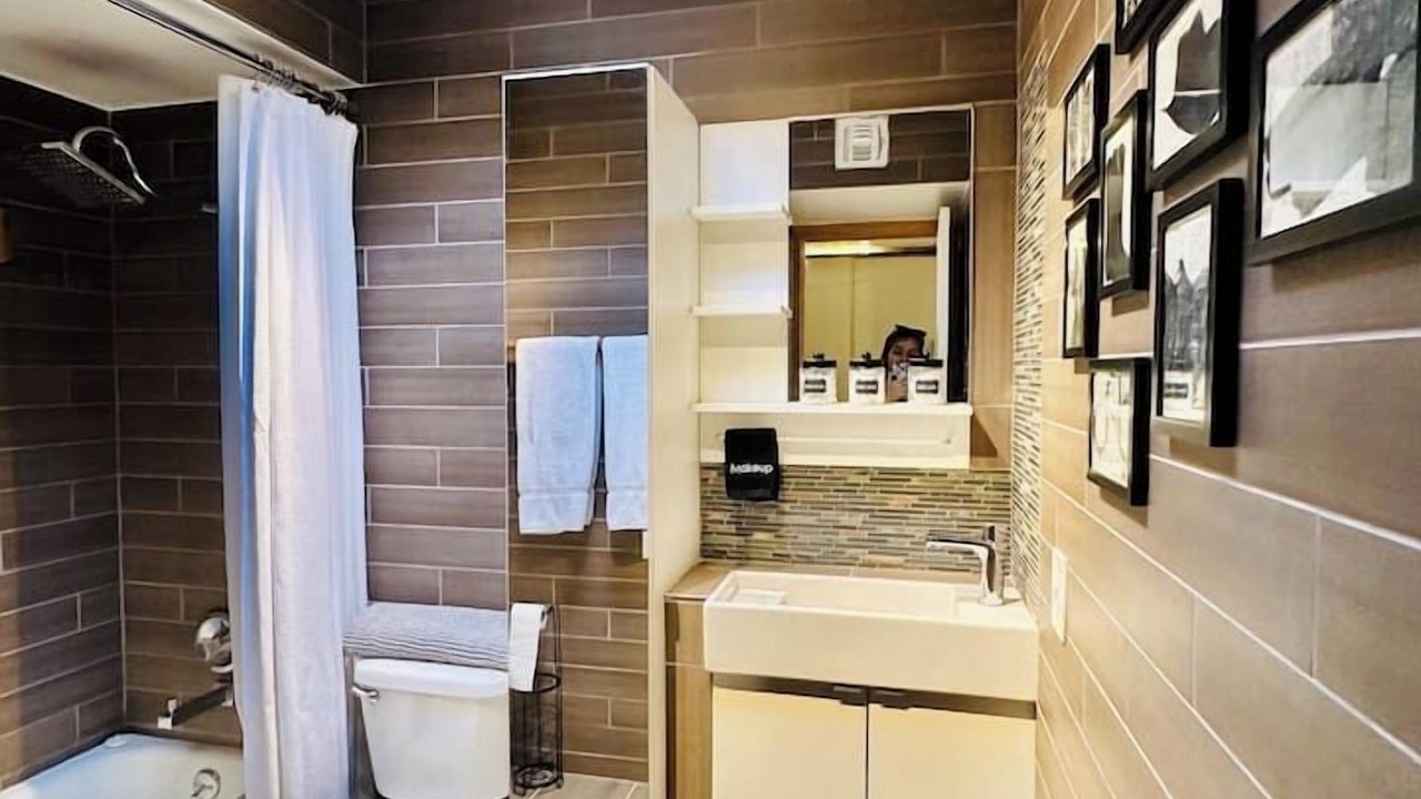 Photo of Bathroom in Entertainment District