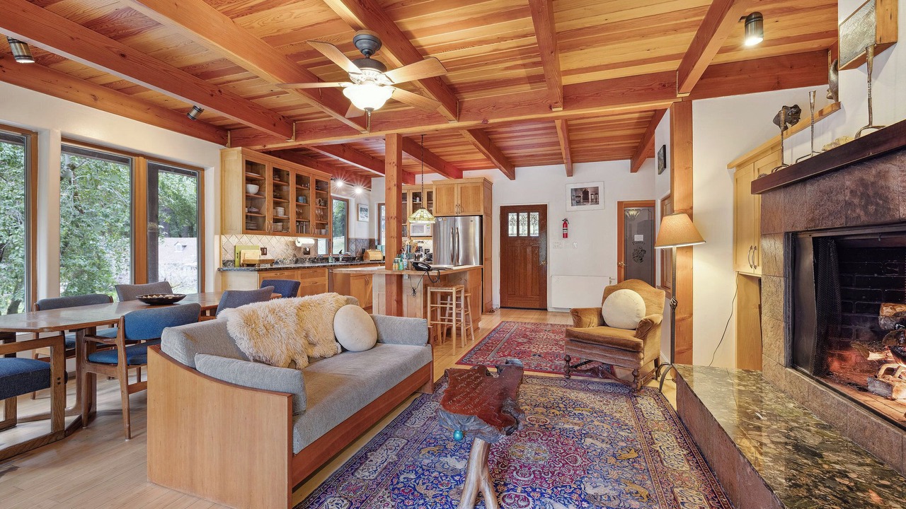 Photo of Livingroom in Redwood Valley