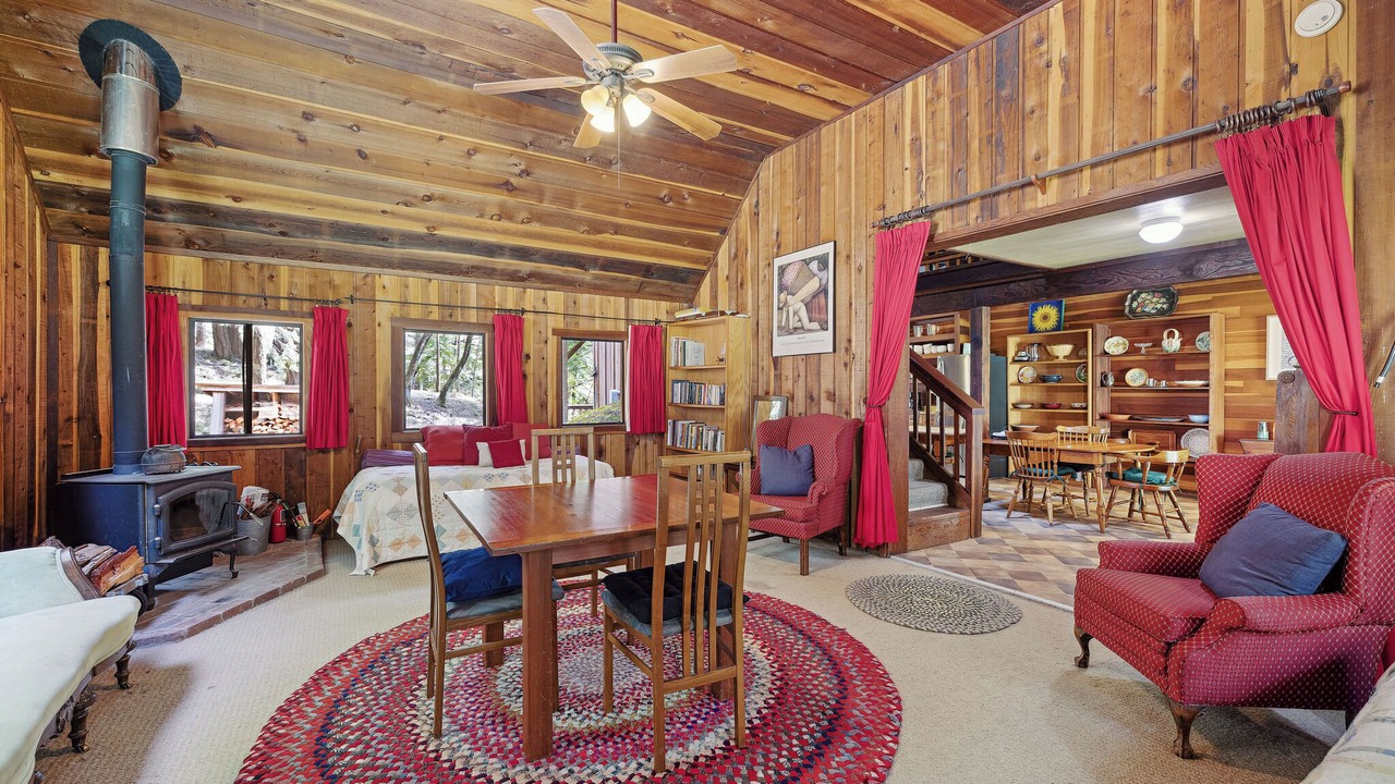 Photo of Livingroom in Redwood Valley
