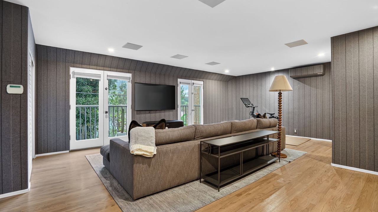 Photo of Patio Balcony in Hollywood Hills West