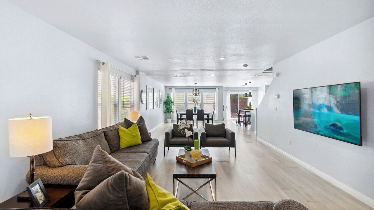 Photo of Livingroom in Enterprise