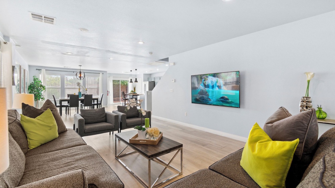 Photo of Livingroom in Enterprise