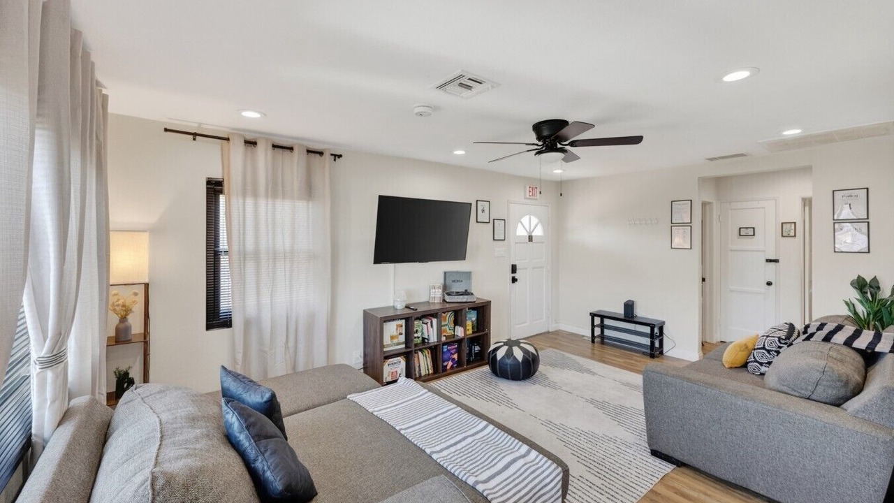 Photo of Livingroom in Townsite