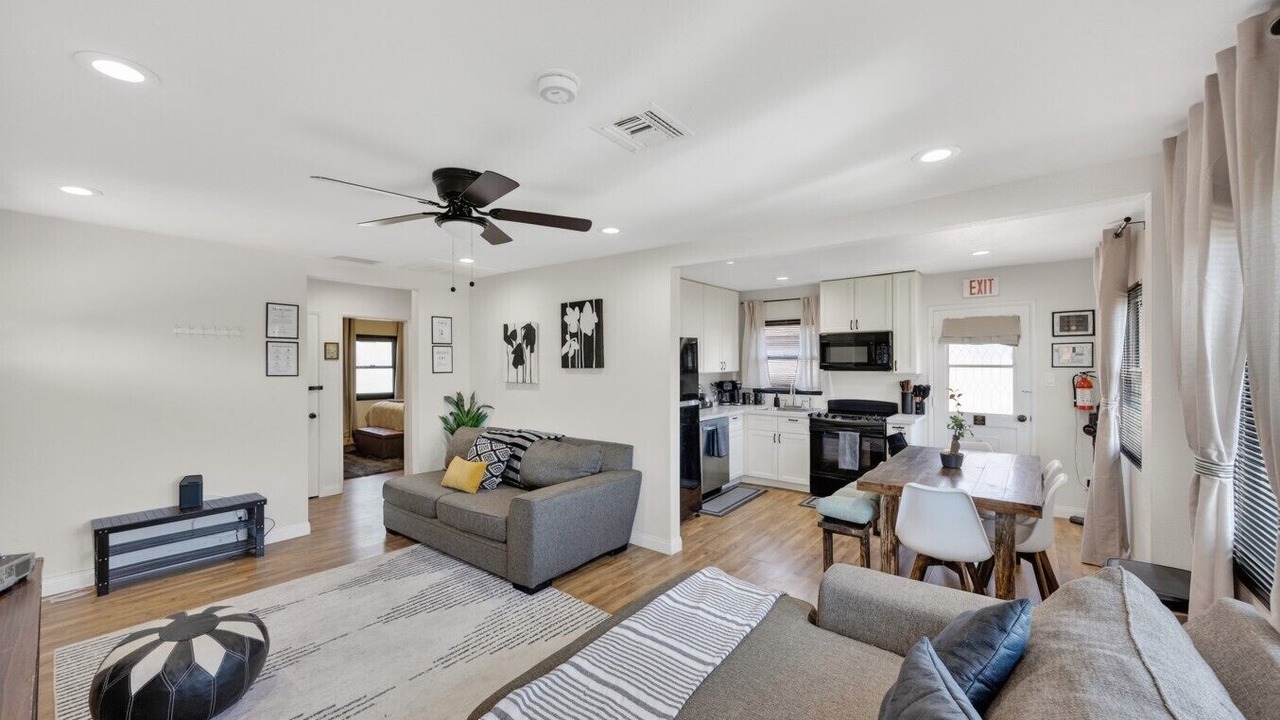 Photo of Livingroom in Townsite