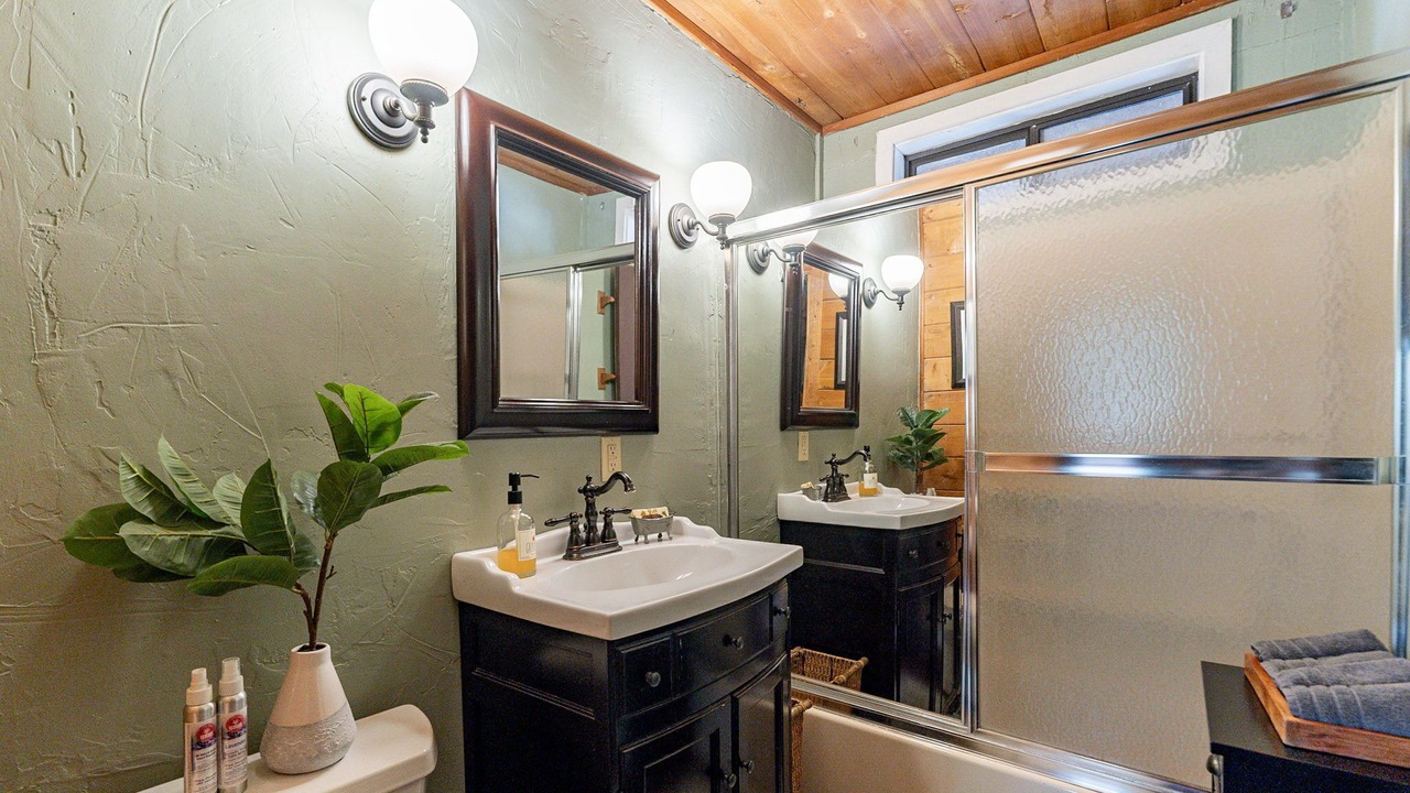Photo of Bathroom in Strawberry