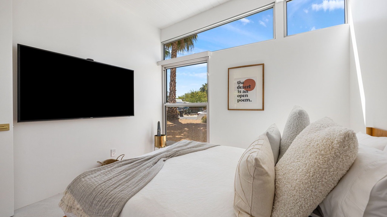 Photo of Bedroom in Racquet Club Estates