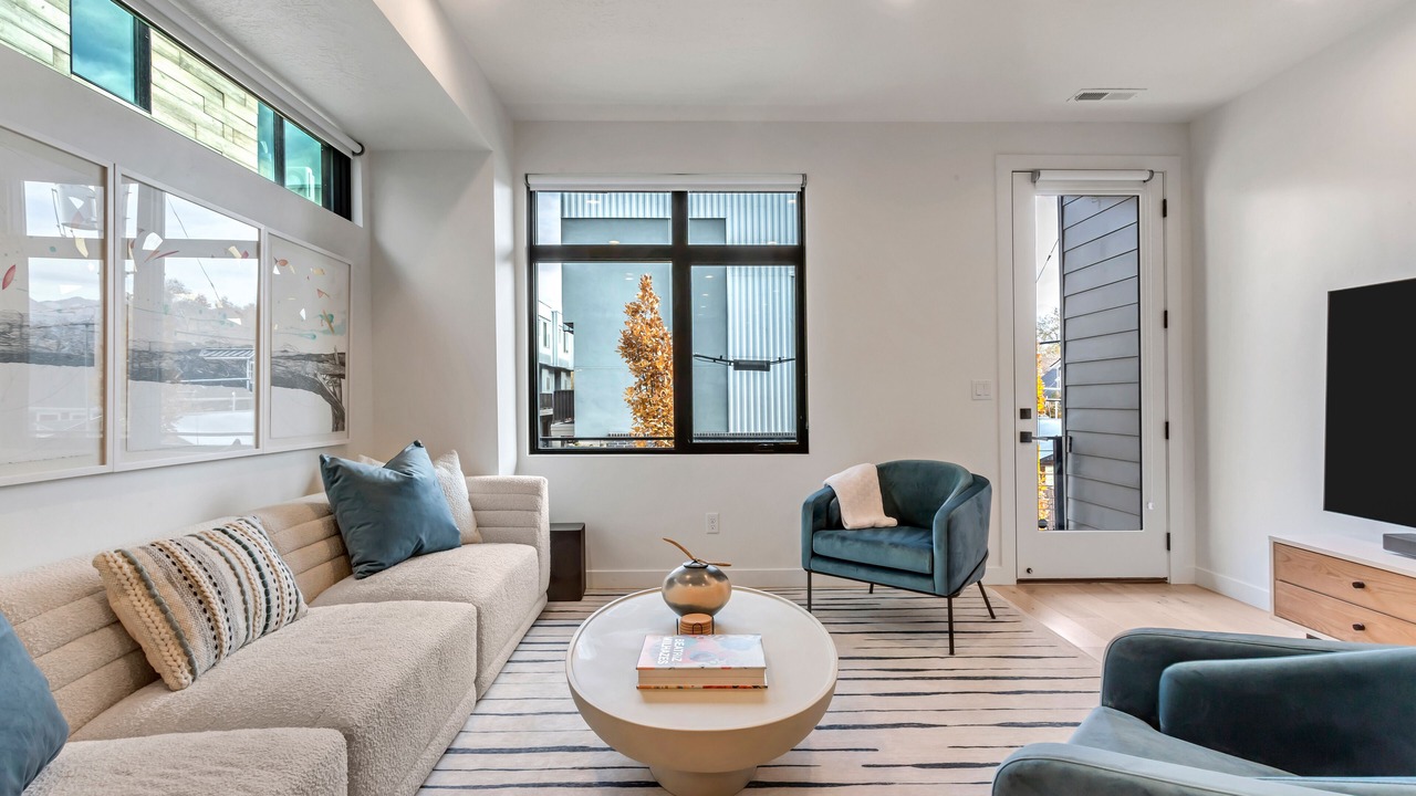 Photo of Livingroom in People's Freeway