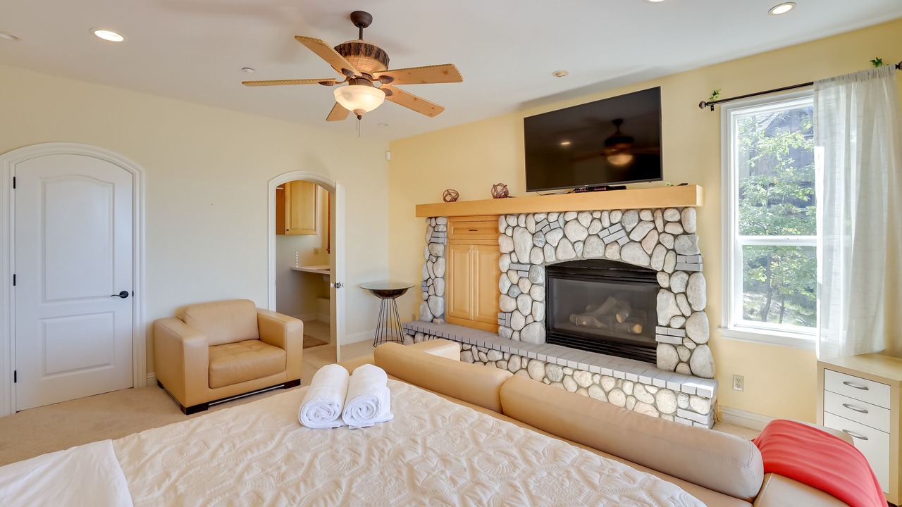 Photo of Bedroom in Lake Arrowhead
