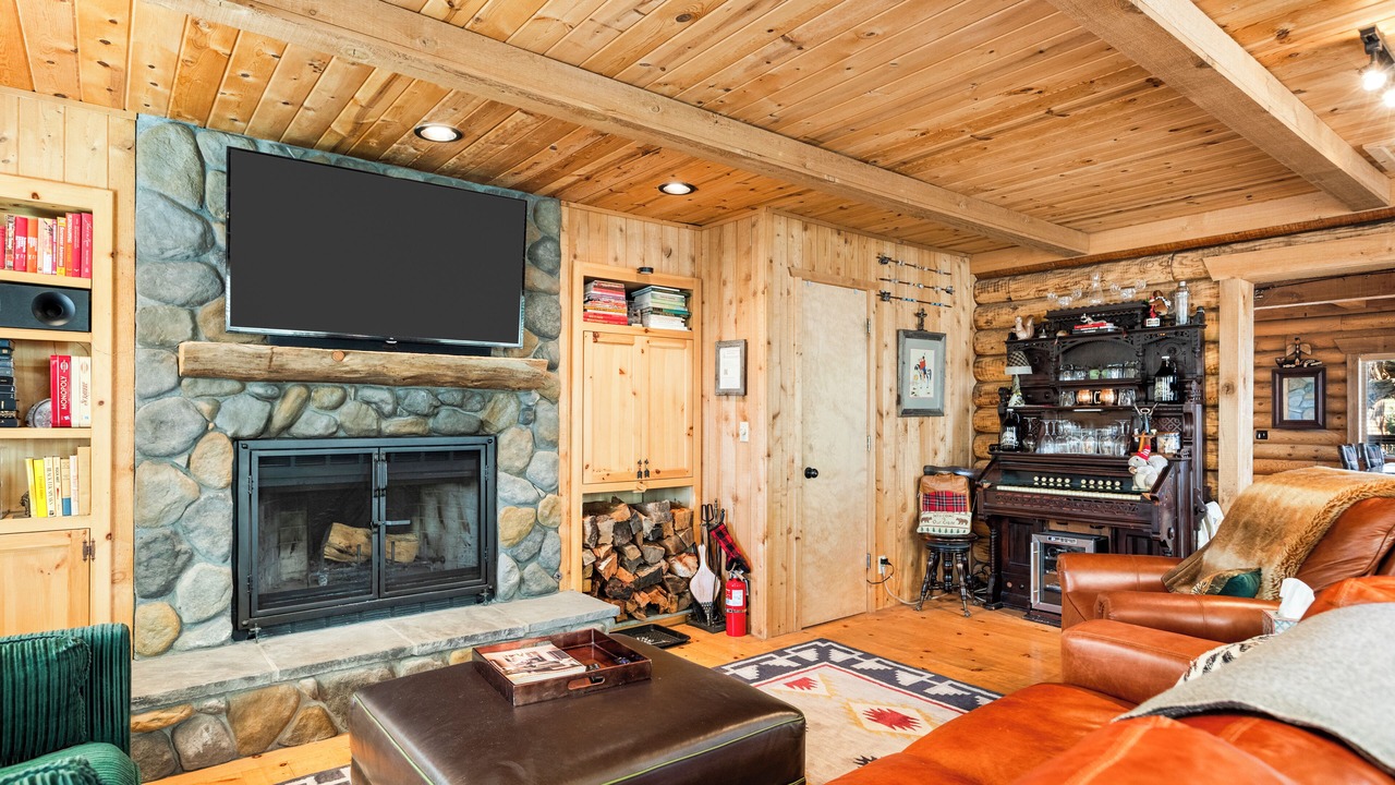 Photo of Livingroom in Fawnskin