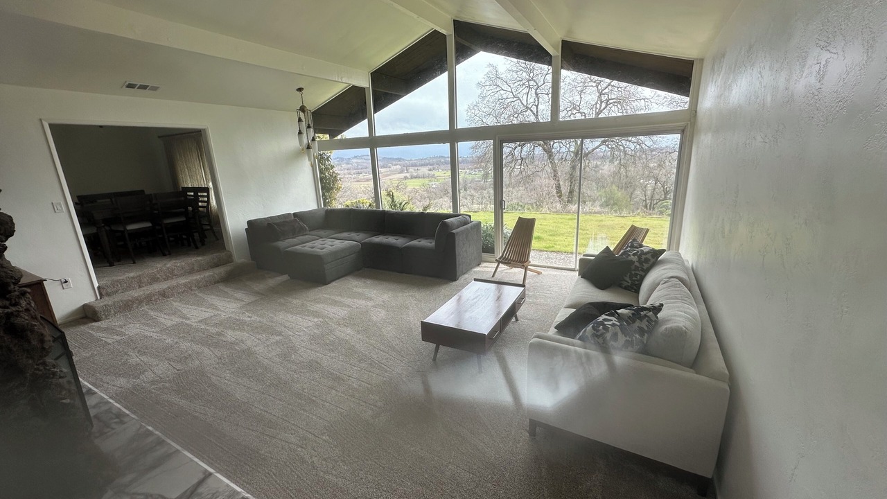 Photo of Livingroom in Lakeport