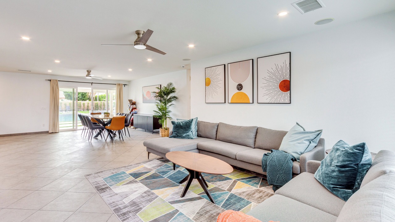 Photo of Livingroom in Racquet Club South