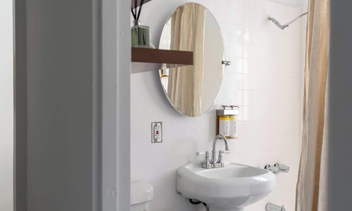 Photo of Bathroom in Beachwood Canyon
