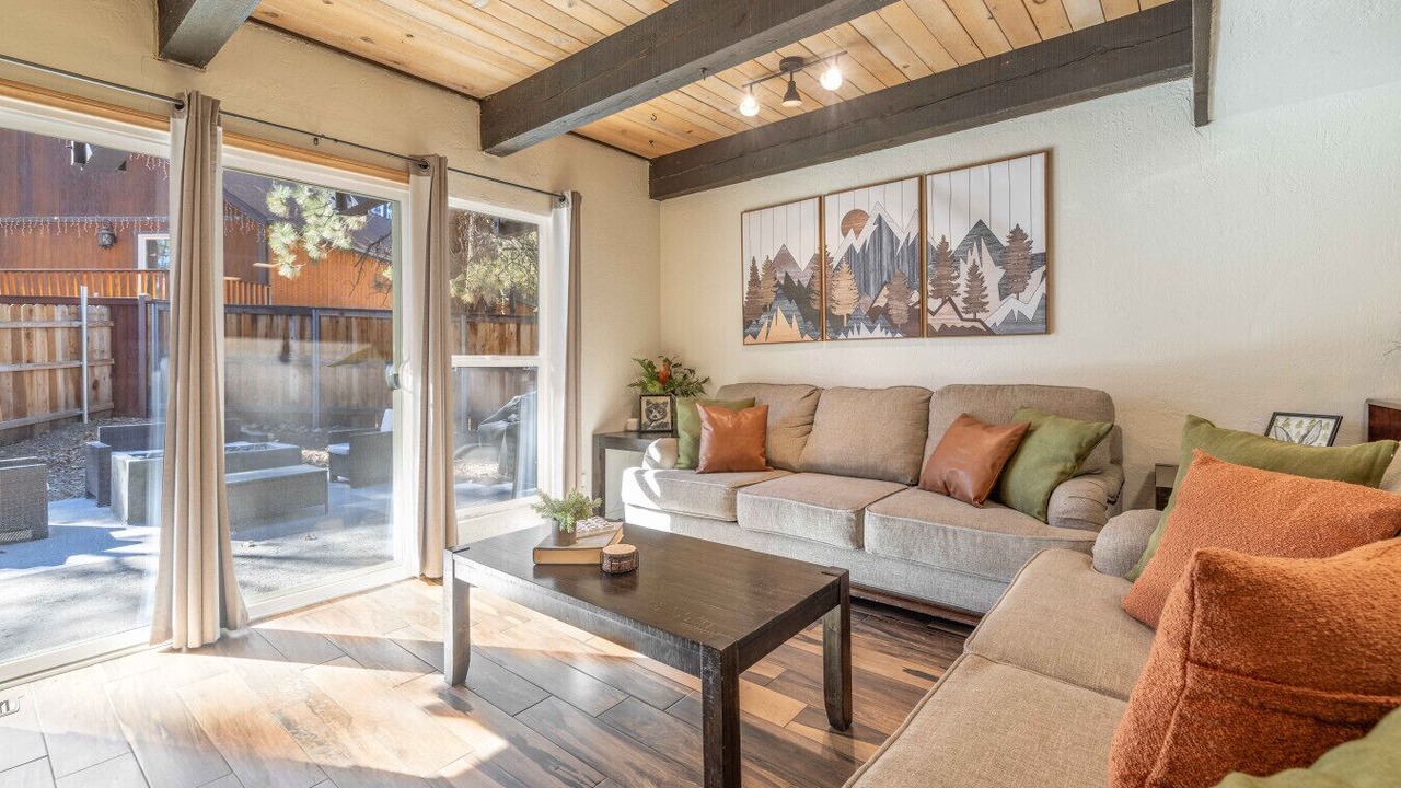 Photo of Livingroom in Summit Estates