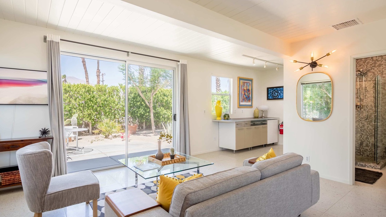 Photo of Livingroom in Racquet Club South