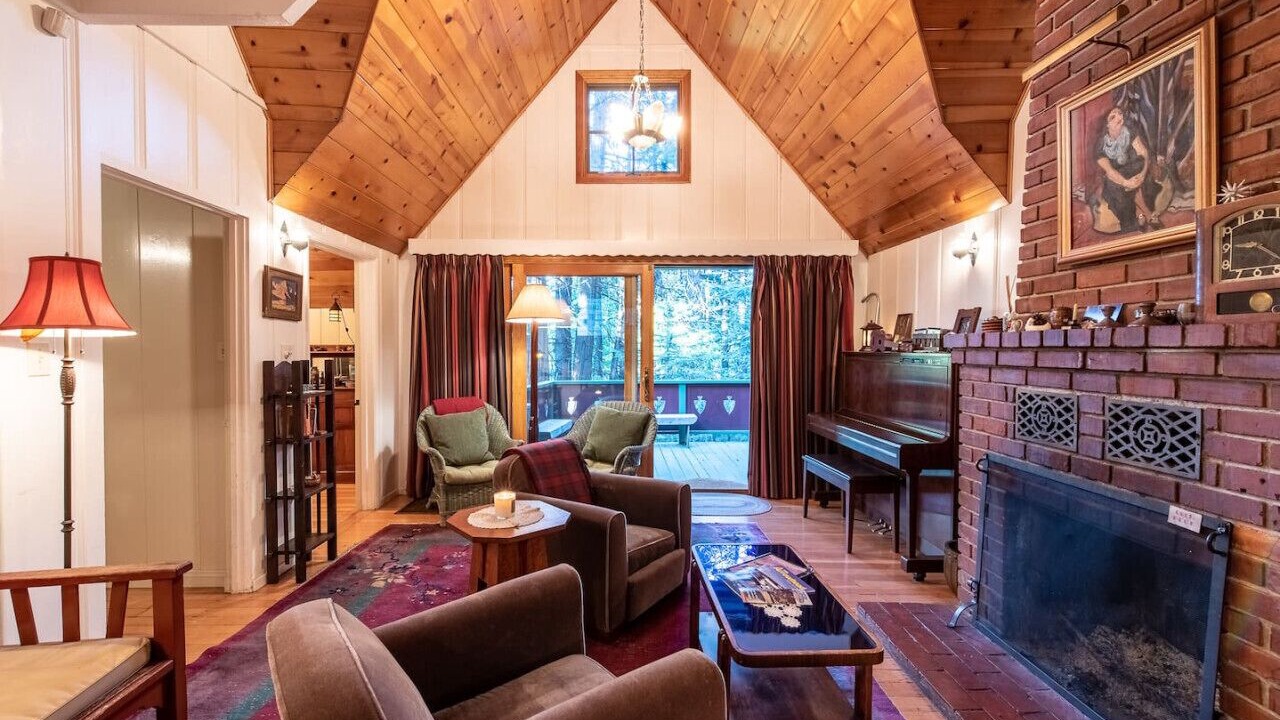 Photo of Livingroom in Lake Arrowhead