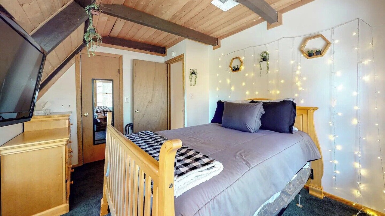 Photo of Bedroom in Running Springs